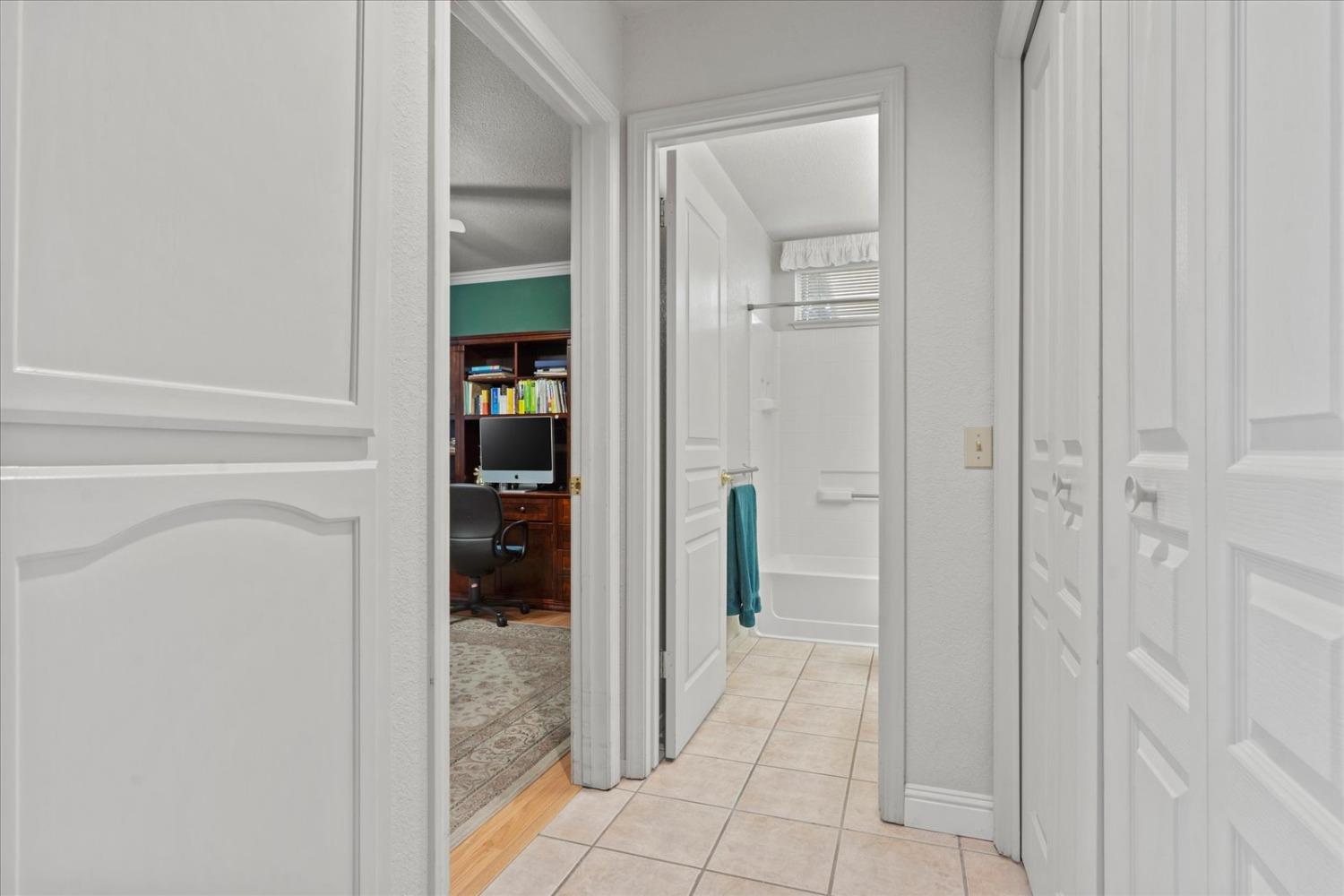 Detail Gallery Image 12 of 60 For 7598 Sunmore Ln, Sacramento,  CA 95828 - 2 Beds | 2 Baths