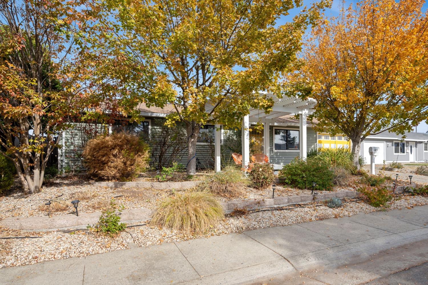 Detail Gallery Image 3 of 34 For 8607 Napier Way, Sacramento,  CA 95828 - 3 Beds | 1/1 Baths