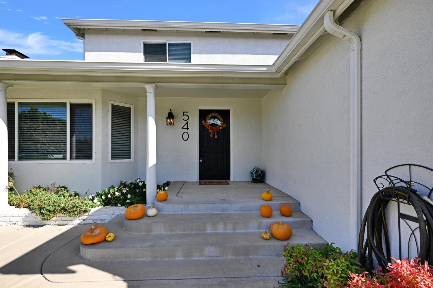 Detail Gallery Image 2 of 33 For 540 Camino Cortez, Yuba City,  CA 95993 - 4 Beds | 2/1 Baths