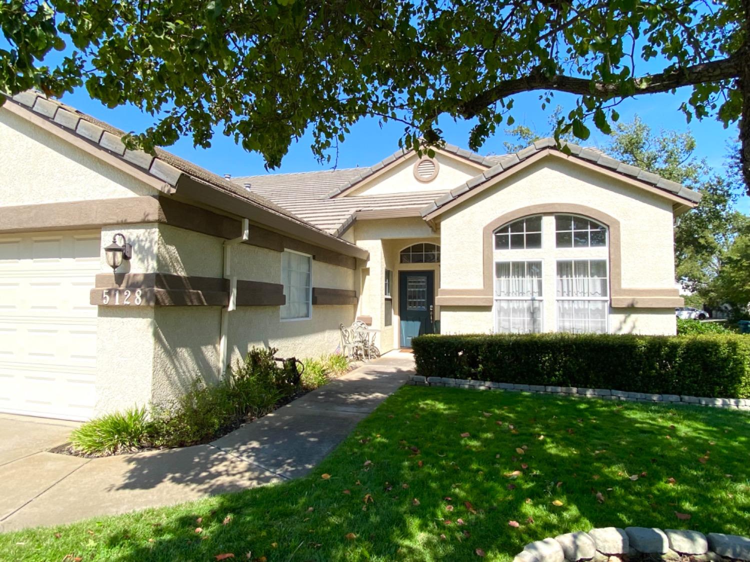 Detail Gallery Image 3 of 42 For 5128 Whisper Oaks Ln., Carmichael,  CA 95608 - 4 Beds | 2 Baths