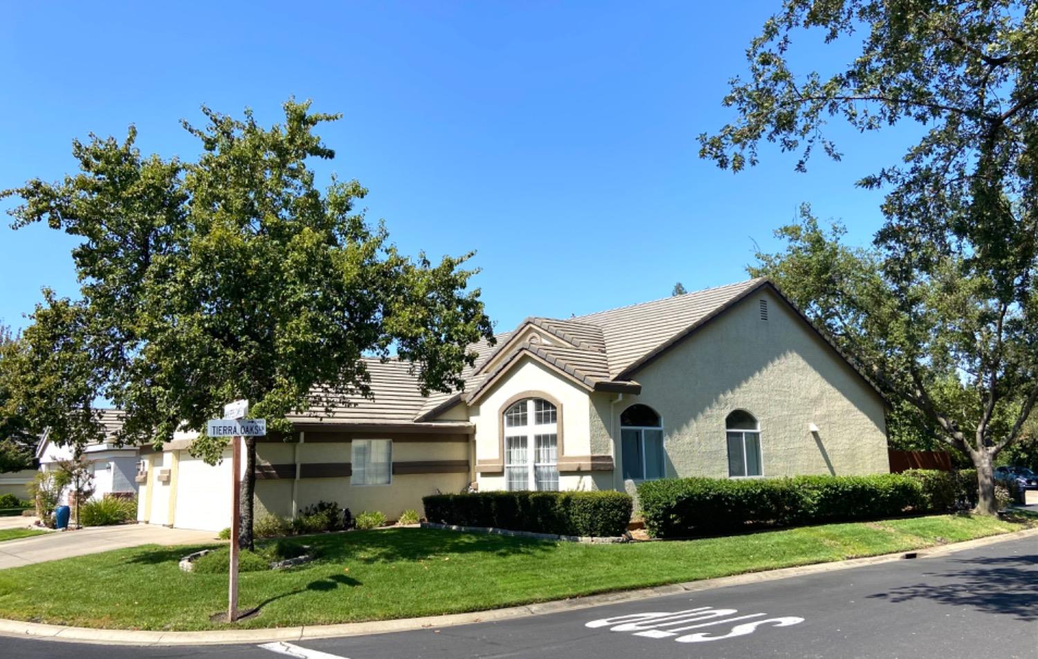 Detail Gallery Image 4 of 42 For 5128 Whisper Oaks Ln., Carmichael,  CA 95608 - 4 Beds | 2 Baths