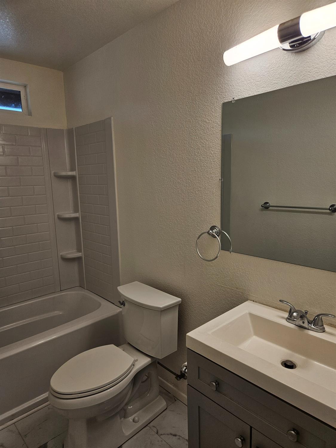 Detail Gallery Image 8 of 16 For 747 Ward Way, Manteca,  CA 95336 - 3 Beds | 2 Baths