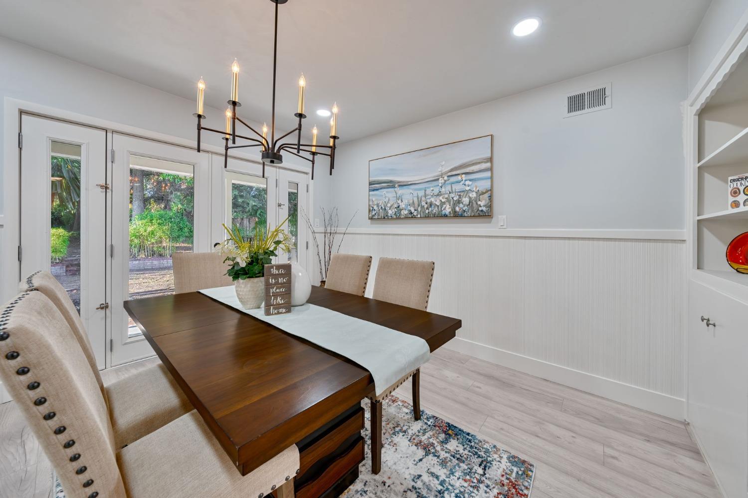 Detail Gallery Image 11 of 58 For 4730 S Land Park Dr, Sacramento,  CA 95822 - 3 Beds | 2/1 Baths