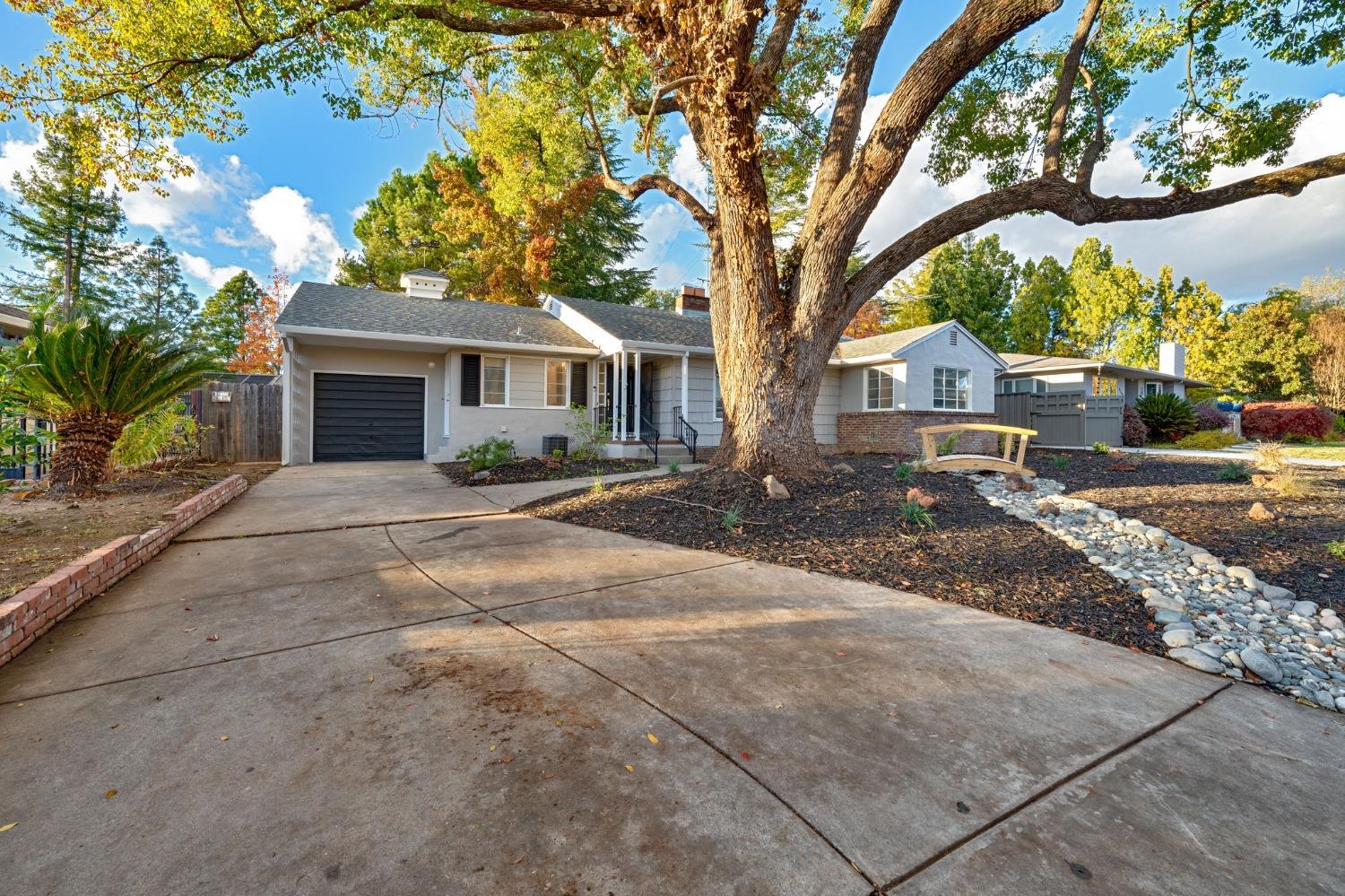 Detail Gallery Image 3 of 58 For 4730 S Land Park Dr, Sacramento,  CA 95822 - 3 Beds | 2/1 Baths