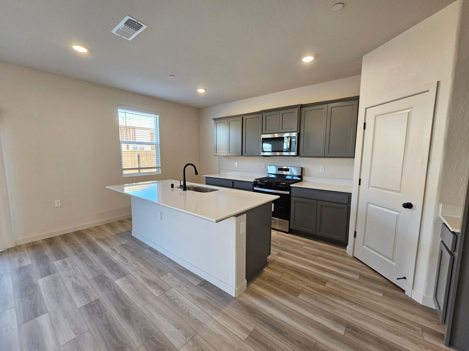 Detail Gallery Image 2 of 7 For 4150 Anise Ct, Merced,  CA 95348 - 4 Beds | 2/1 Baths