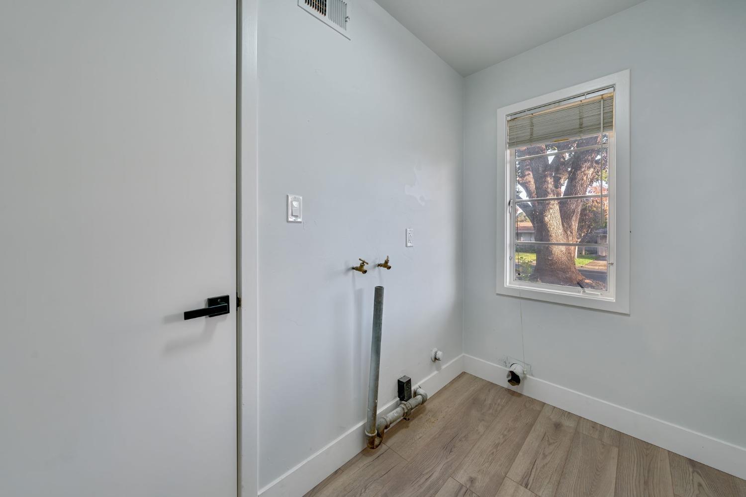 Detail Gallery Image 35 of 58 For 4730 S Land Park Dr, Sacramento,  CA 95822 - 3 Beds | 2/1 Baths