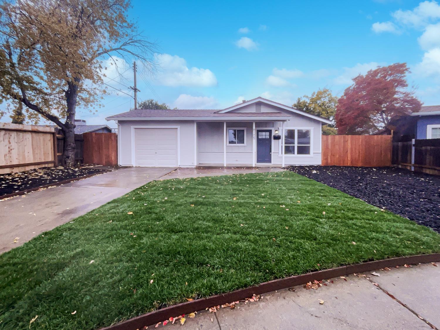 Detail Gallery Image 1 of 18 For 6105 Queen Ct, North Highlands,  CA 95660 - 3 Beds | 1/1 Baths