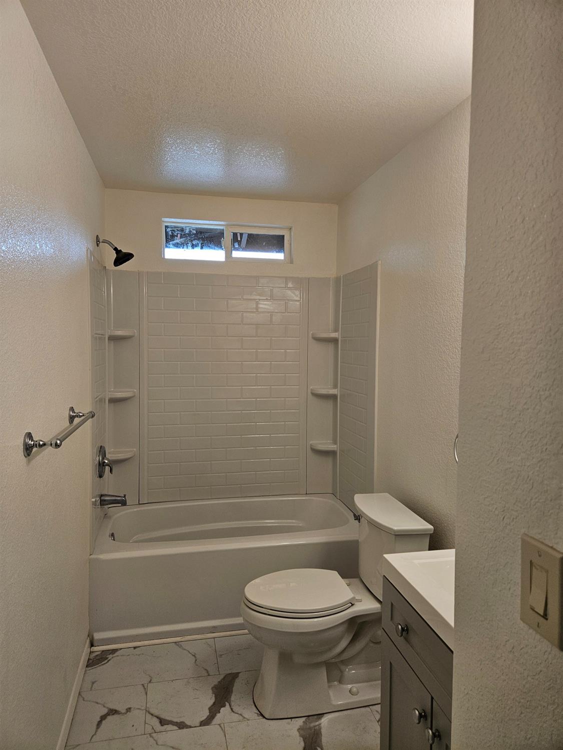 Detail Gallery Image 7 of 16 For 747 Ward Way, Manteca,  CA 95336 - 3 Beds | 2 Baths