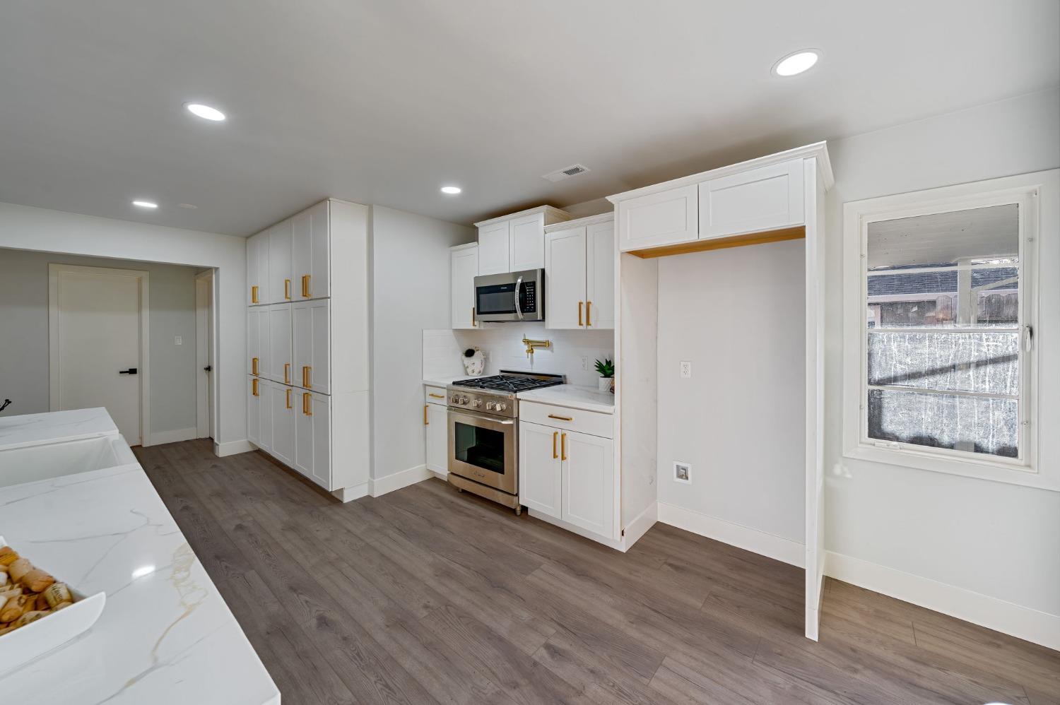 Detail Gallery Image 17 of 58 For 4730 S Land Park Dr, Sacramento,  CA 95822 - 3 Beds | 2/1 Baths