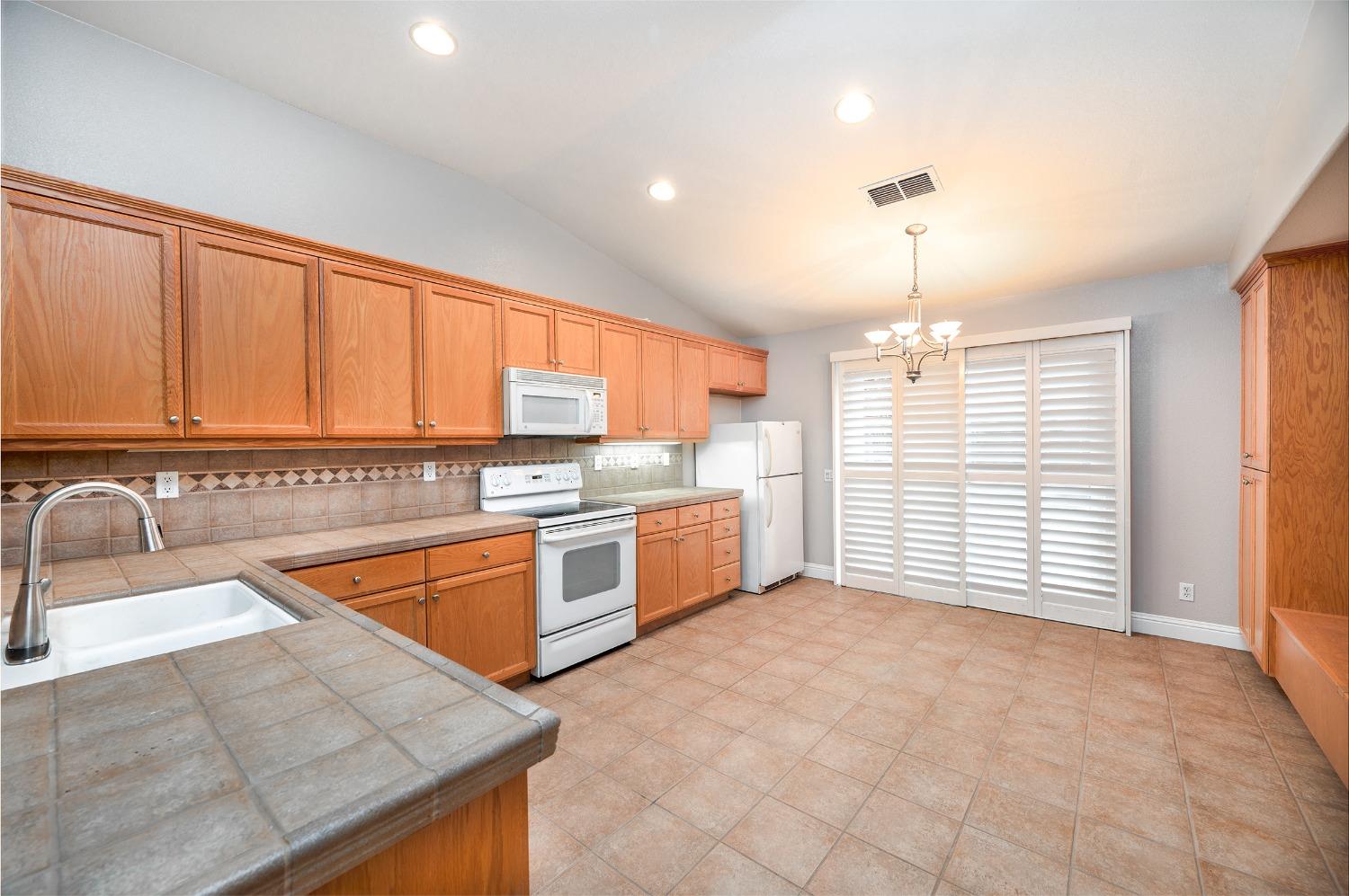 Detail Gallery Image 8 of 32 For 2372 Mountain Springs Dr, Turlock,  CA 95382 - 2 Beds | 2 Baths