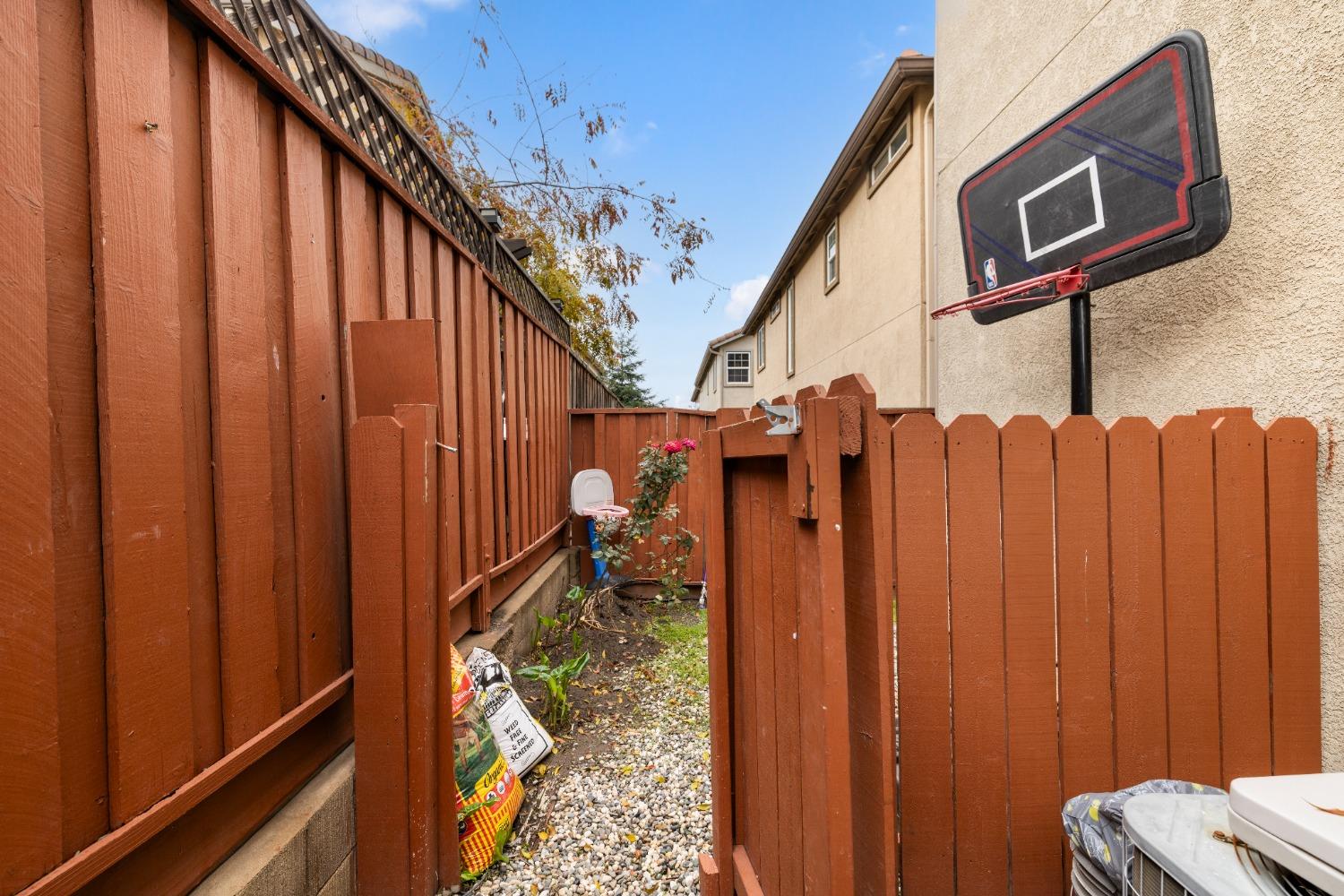 Detail Gallery Image 30 of 32 For 522 Tuscolana Way, Lodi,  CA 95240 - 4 Beds | 2/1 Baths