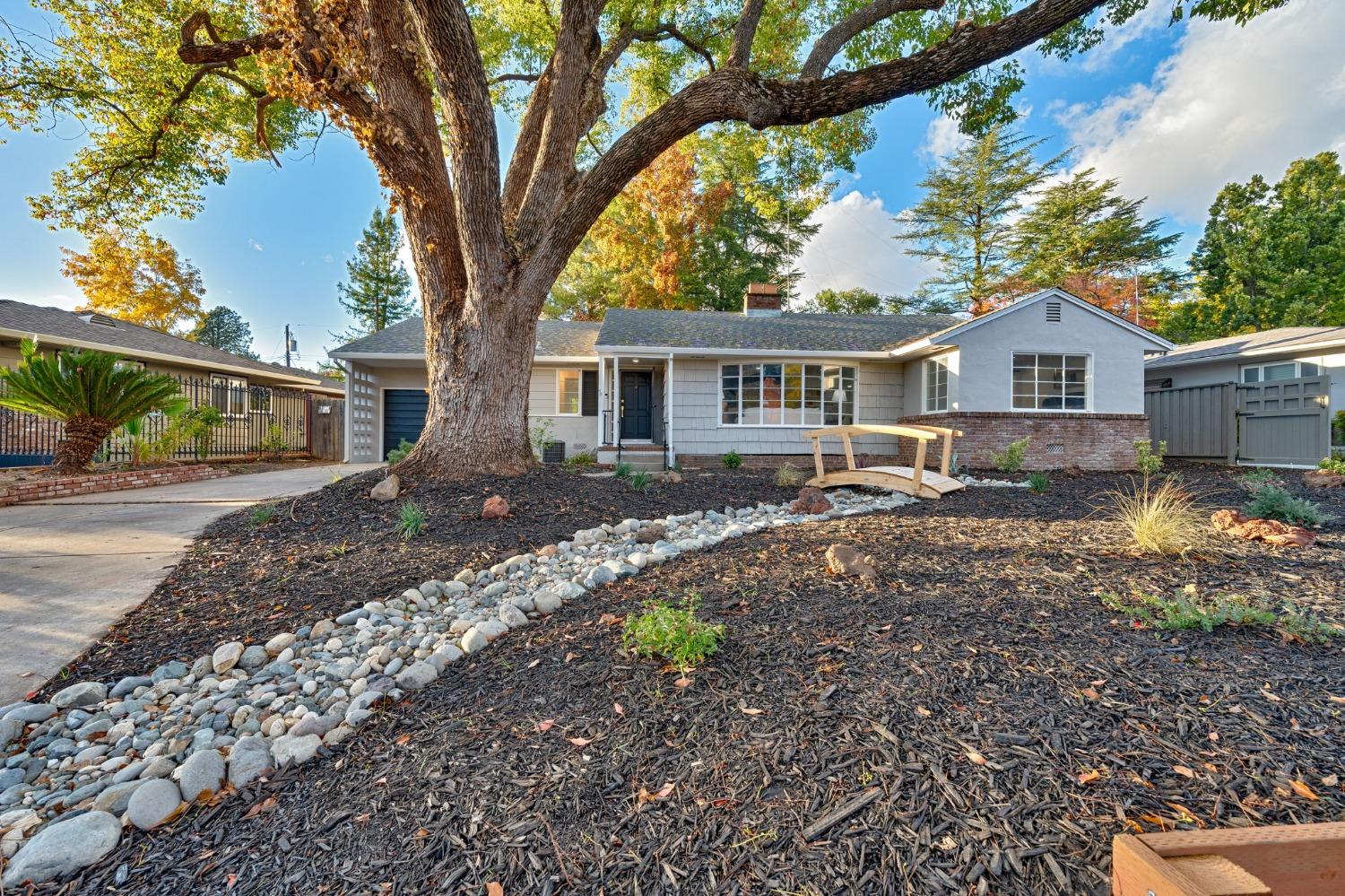 Detail Gallery Image 2 of 58 For 4730 S Land Park Dr, Sacramento,  CA 95822 - 3 Beds | 2/1 Baths