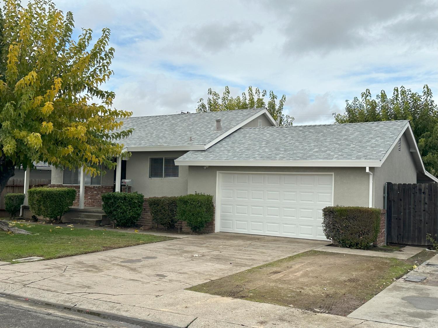 Detail Gallery Image 2 of 20 For 8011 Betty Lou Dr, Sacramento,  CA 95828 - 2 Beds | 1 Baths