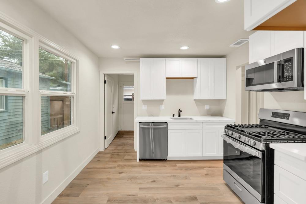 Detail Gallery Image 12 of 30 For 1041 Darnel Way, Sacramento,  CA 95822 - 2 Beds | 2 Baths