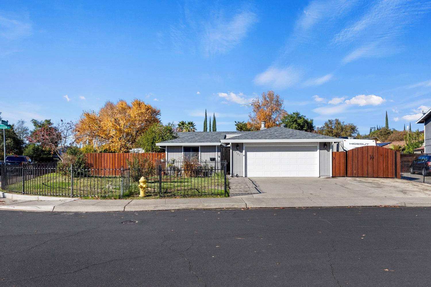 Detail Gallery Image 3 of 32 For 2705 Lassen Way, Rocklin,  CA 95677 - 3 Beds | 2 Baths