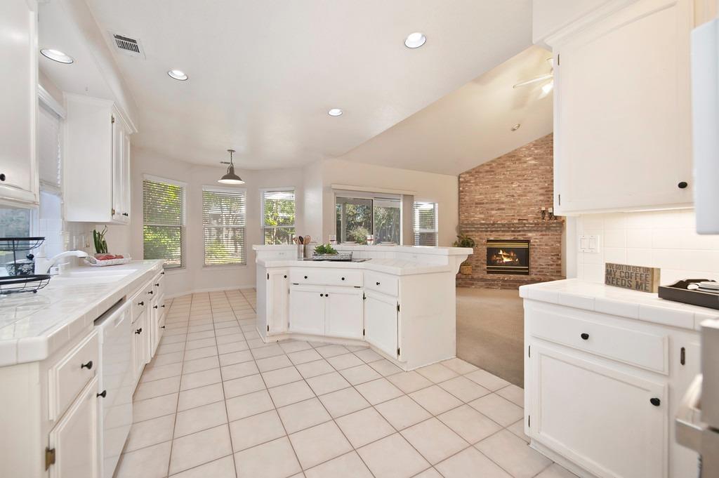 Detail Gallery Image 6 of 40 For 6911 Fallsbrook, Granite Bay,  CA 95746 - 4 Beds | 2/1 Baths