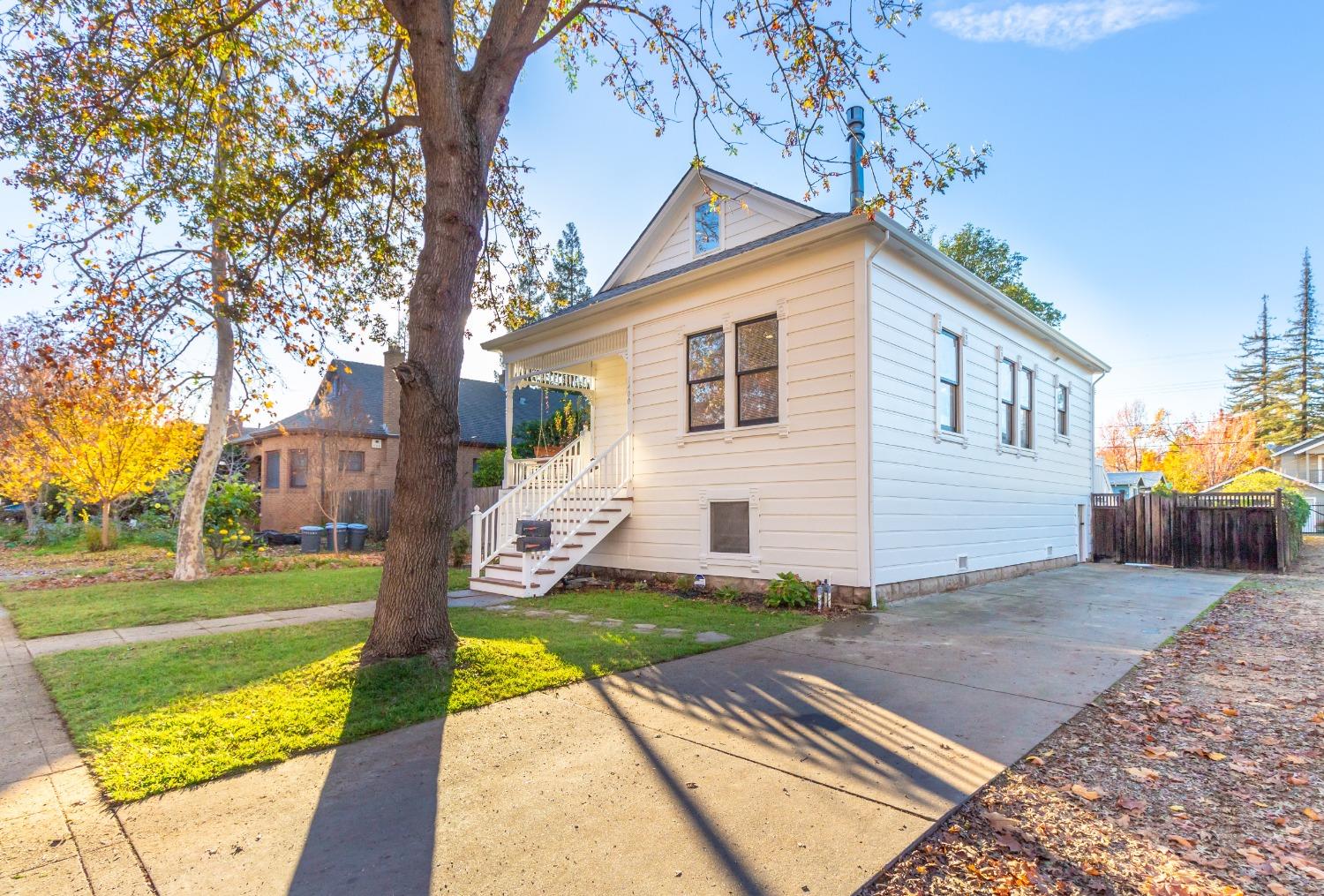 Detail Gallery Image 2 of 42 For 1400 37th St, Sacramento,  CA 95816 - 3 Beds | 2 Baths