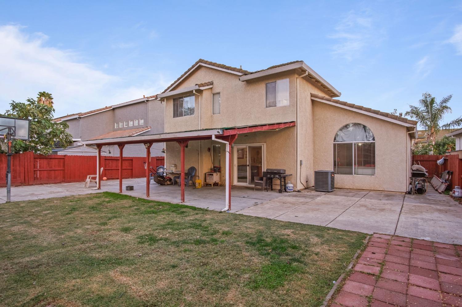 Detail Gallery Image 3 of 18 For 2341 Stern Pl, Stockton,  CA 95206 - 5 Beds | 3 Baths