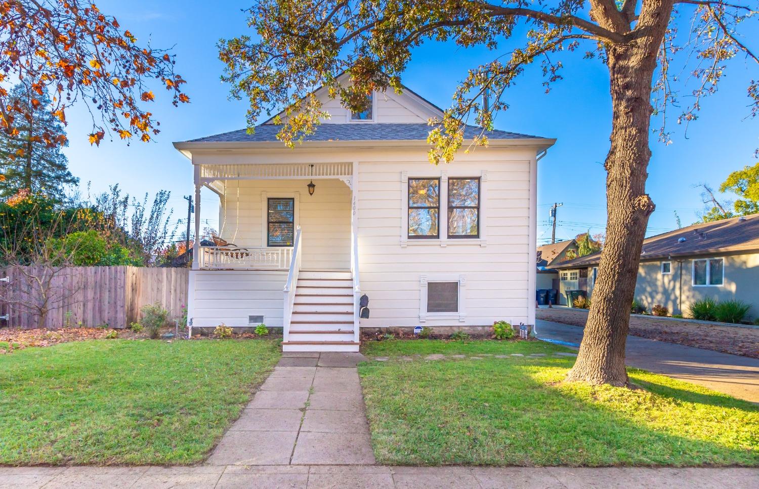 Detail Gallery Image 1 of 42 For 1400 37th St, Sacramento,  CA 95816 - 3 Beds | 2 Baths