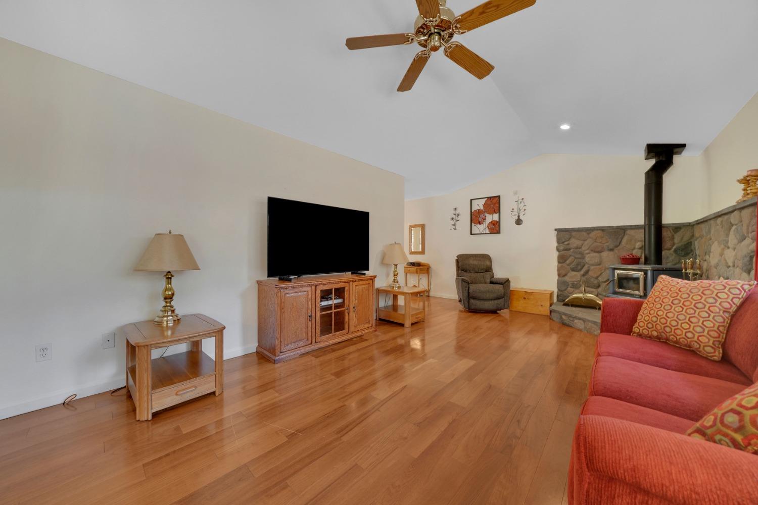 Detail Gallery Image 16 of 52 For 13901 Brook Ct, Pine Grove,  CA 95665 - 3 Beds | 2/1 Baths