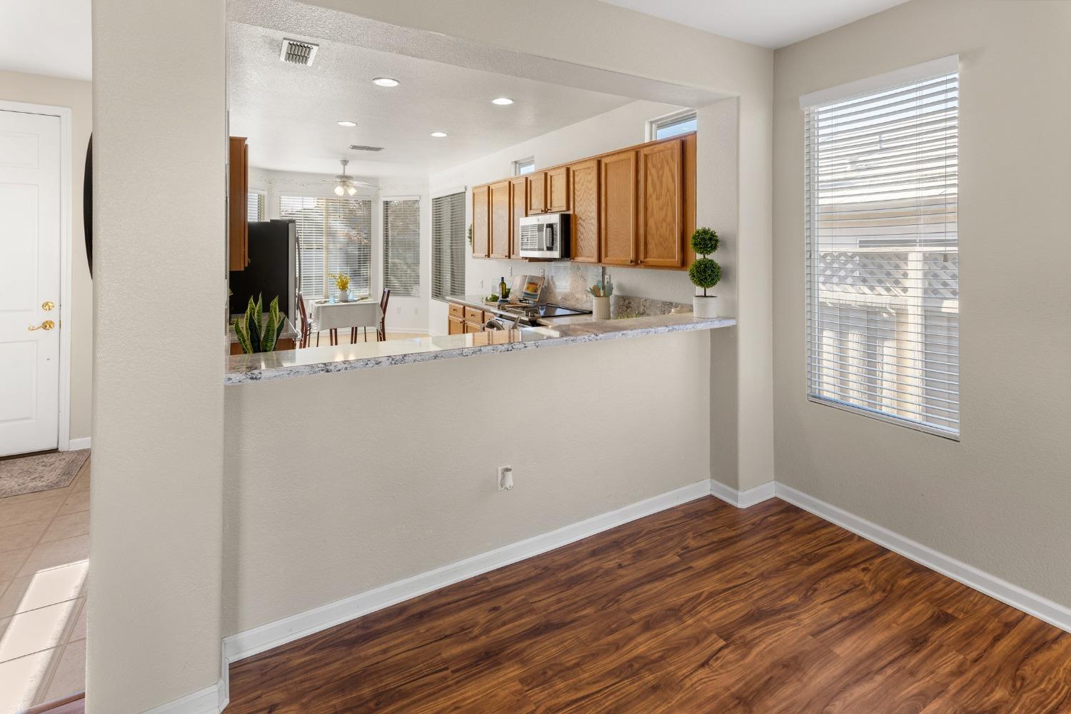 Detail Gallery Image 9 of 37 For 1392 Picket Fence Ln, Lincoln,  CA 95648 - 2 Beds | 2 Baths