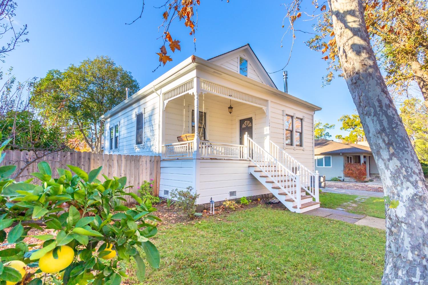 Detail Gallery Image 3 of 42 For 1400 37th St, Sacramento,  CA 95816 - 3 Beds | 2 Baths