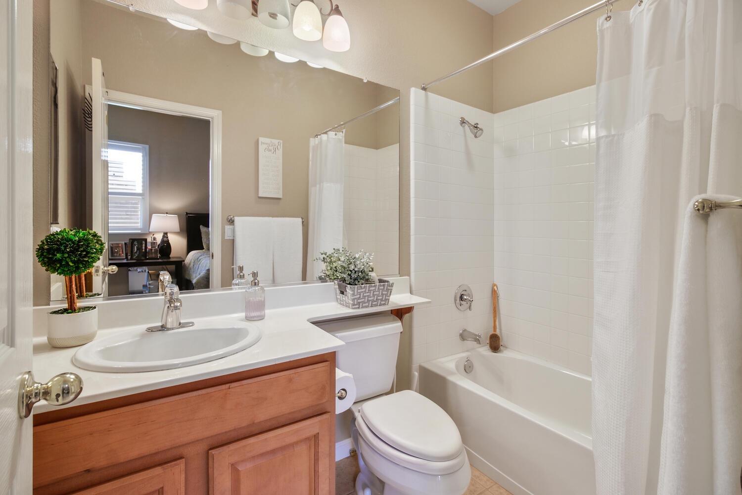 Detail Gallery Image 45 of 69 For 2701 W Pintail Way, Elk Grove,  CA 95757 - 5 Beds | 4/1 Baths