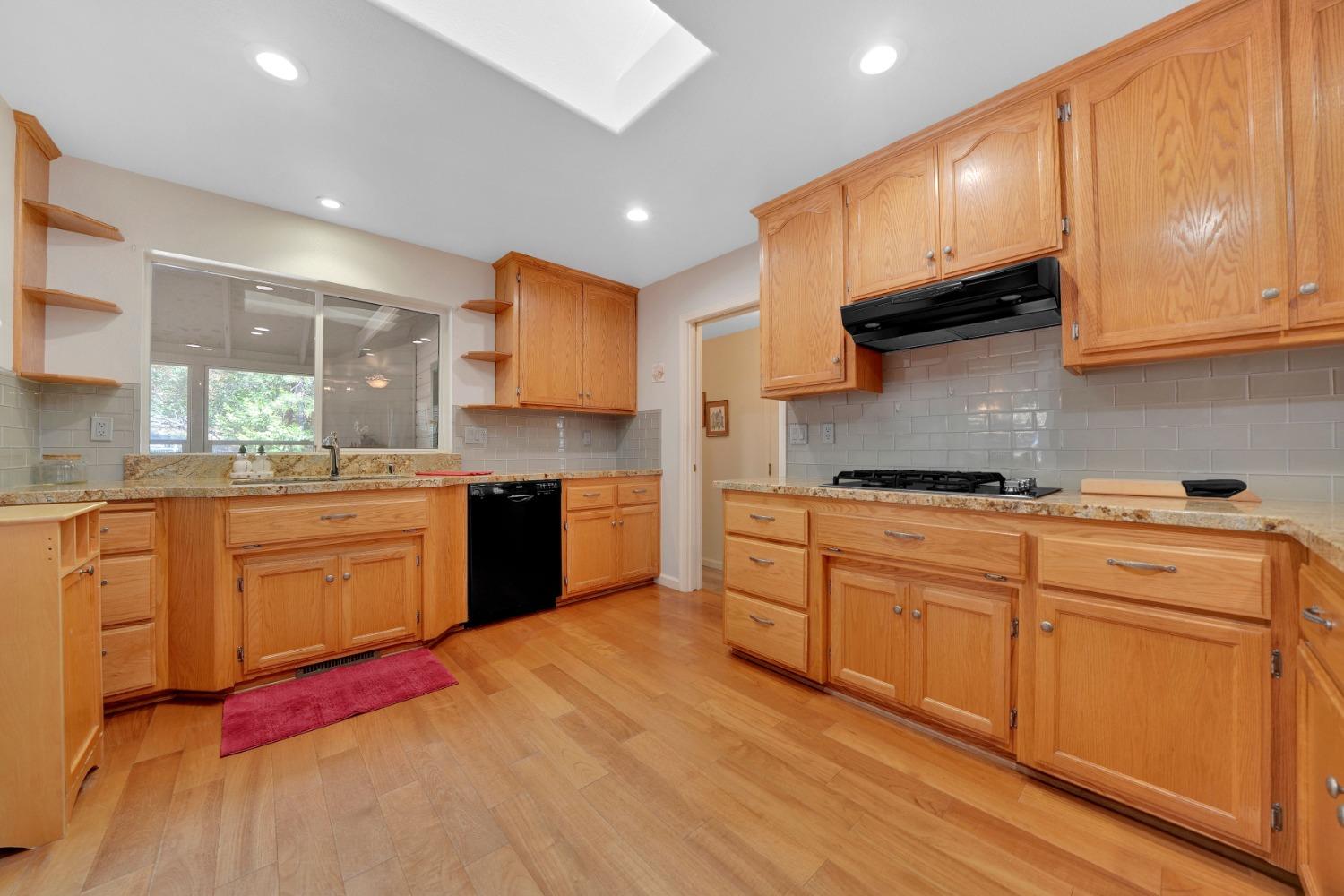 Detail Gallery Image 9 of 52 For 13901 Brook Ct, Pine Grove,  CA 95665 - 3 Beds | 2/1 Baths