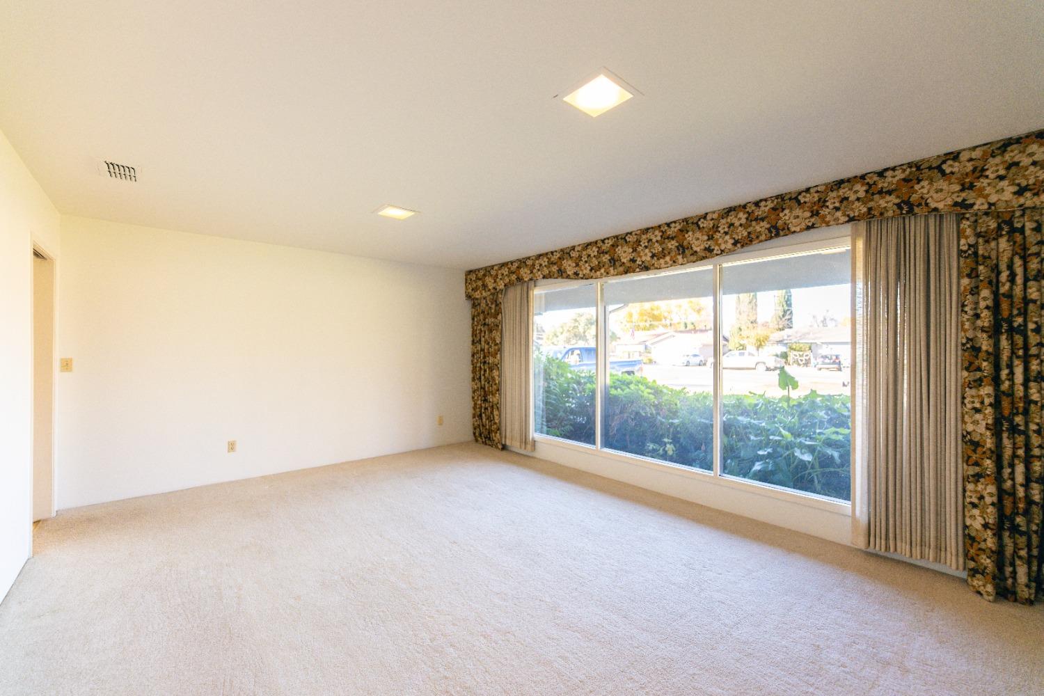 Detail Gallery Image 12 of 37 For 2972 Country Club Blvd, Stockton,  CA 95204 - 4 Beds | 2 Baths