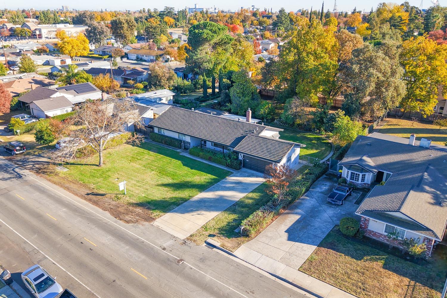 Detail Gallery Image 4 of 37 For 2972 Country Club Blvd, Stockton,  CA 95204 - 4 Beds | 2 Baths