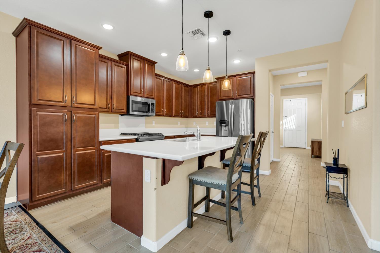 Detail Gallery Image 12 of 47 For 7824 Messara Way, Sacramento,  CA 95828 - 4 Beds | 3/1 Baths