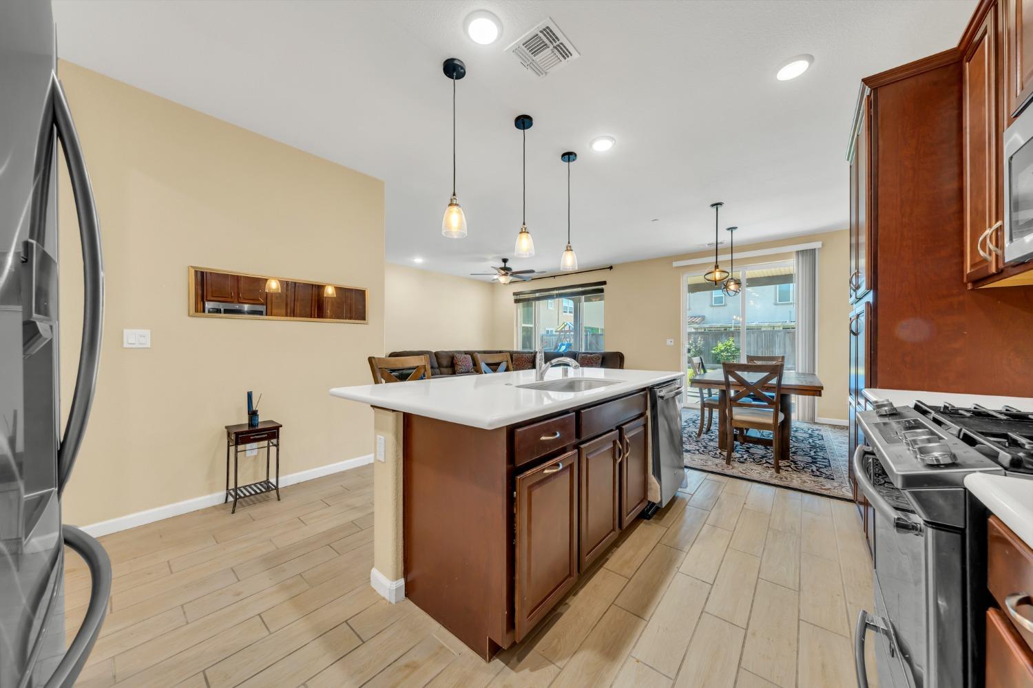 Detail Gallery Image 14 of 47 For 7824 Messara Way, Sacramento,  CA 95828 - 4 Beds | 3/1 Baths