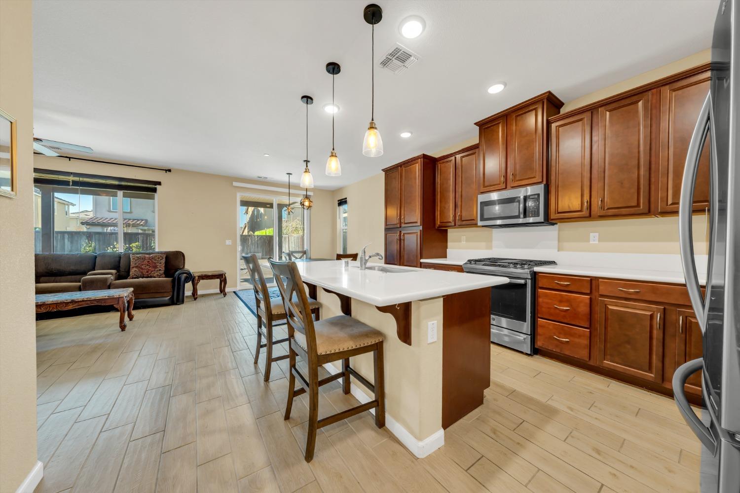 Detail Gallery Image 11 of 47 For 7824 Messara Way, Sacramento,  CA 95828 - 4 Beds | 3/1 Baths