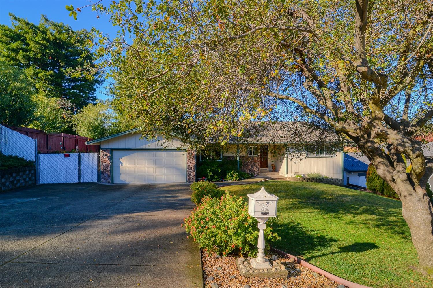 Detail Gallery Image 4 of 39 For 4713 Pennsylvania Ave, Fair Oaks,  CA 95628 - 3 Beds | 2 Baths