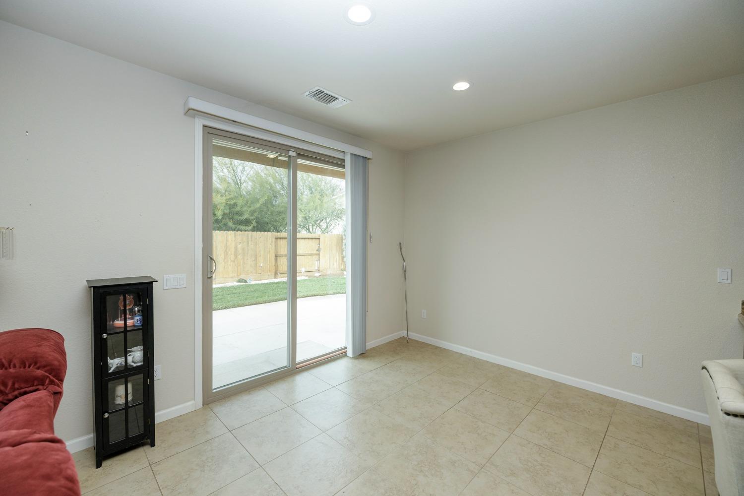 Detail Gallery Image 5 of 32 For 1701 Feathers Ct, Hughson,  CA 95326 - 3 Beds | 2 Baths