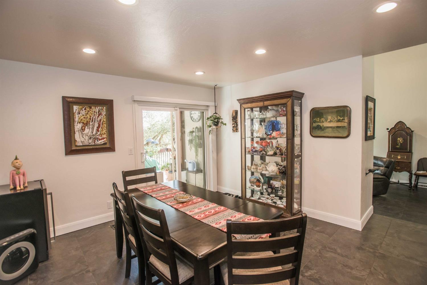 Detail Gallery Image 14 of 78 For 161 N Grant Ln, Folsom,  CA 95630 - 3 Beds | 2/1 Baths