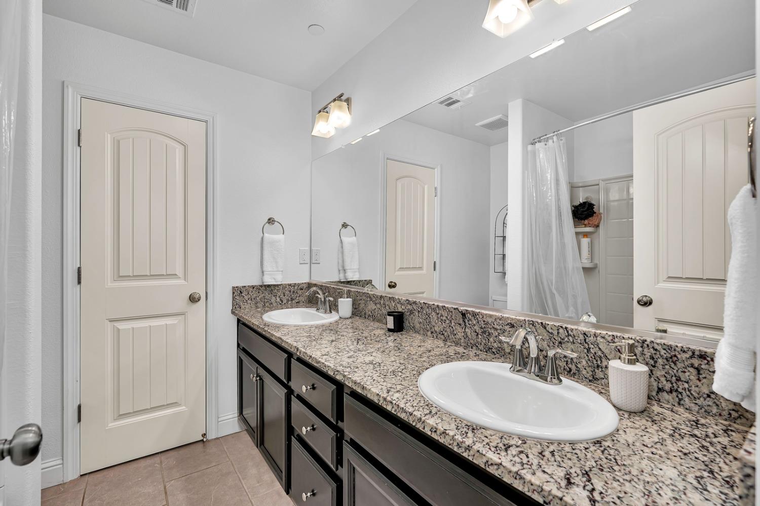 Detail Gallery Image 13 of 64 For 1765 Clearwater St, Tulare,  CA 93274 - 4 Beds | 2 Baths