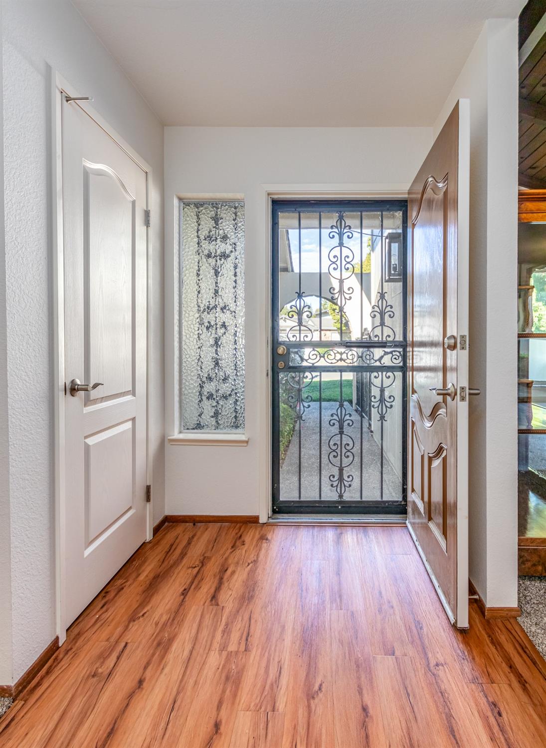 Detail Gallery Image 5 of 36 For 5807 Lonsdale Dr, Sacramento,  CA 95822 - 3 Beds | 2 Baths