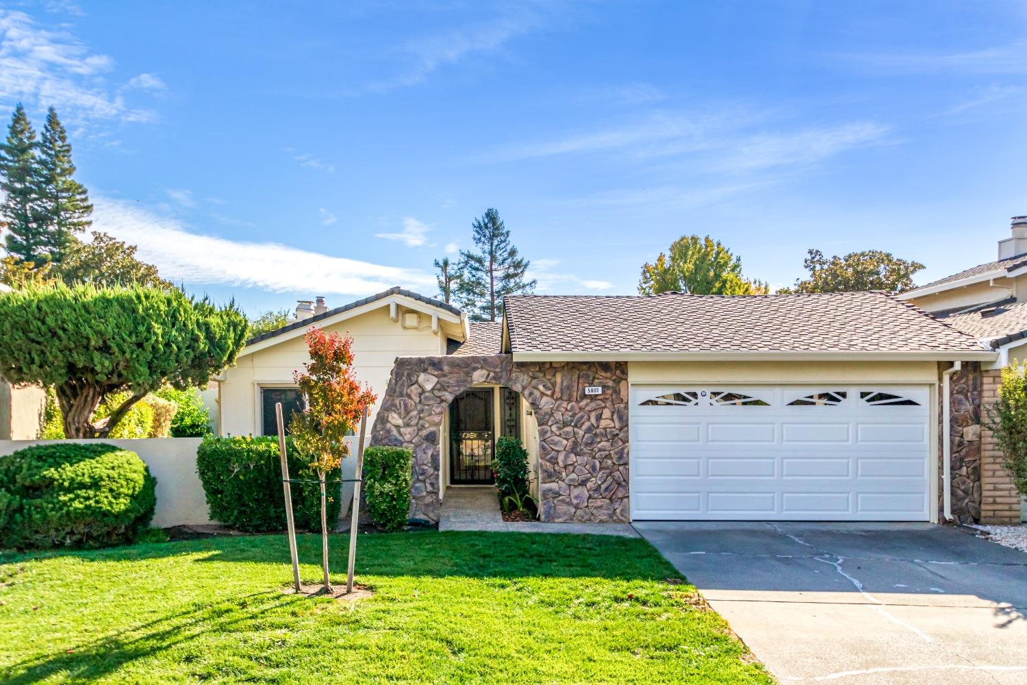 Detail Gallery Image 1 of 36 For 5807 Lonsdale Dr, Sacramento,  CA 95822 - 3 Beds | 2 Baths