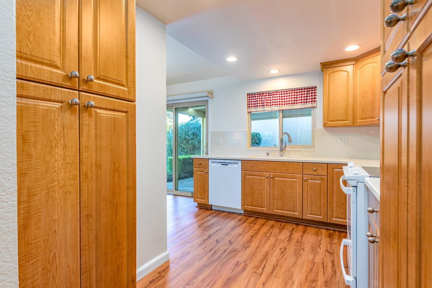 Detail Gallery Image 15 of 36 For 5807 Lonsdale Dr, Sacramento,  CA 95822 - 3 Beds | 2 Baths