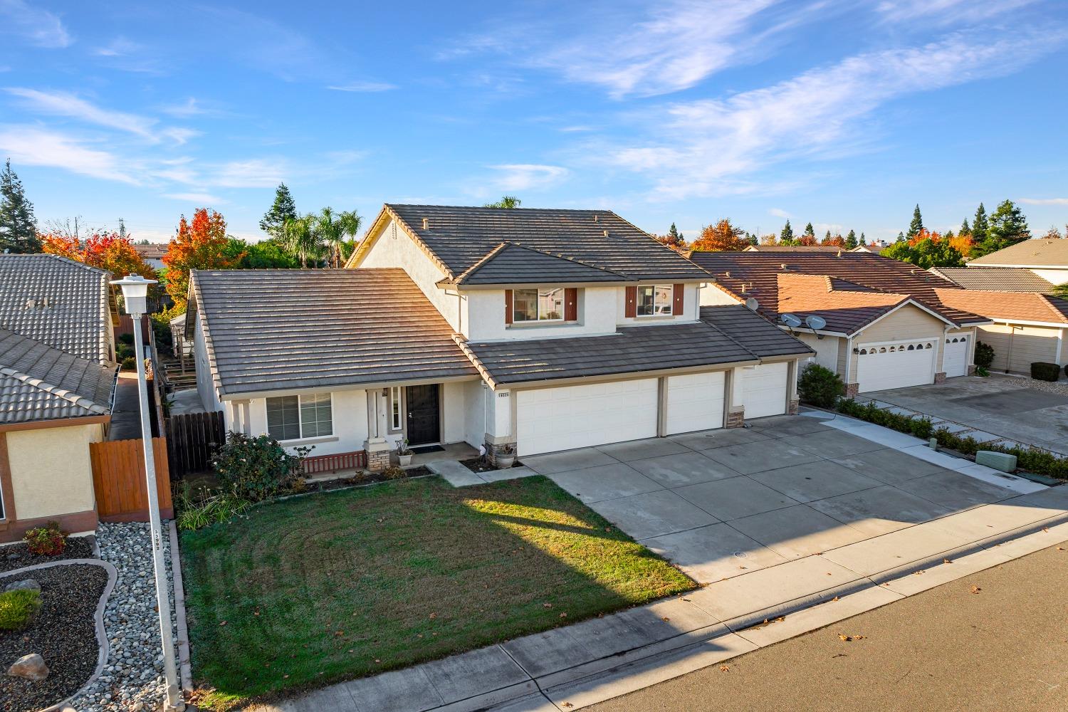 Detail Gallery Image 2 of 70 For 9525 Conda Way, Elk Grove,  CA 95624 - 4 Beds | 3 Baths