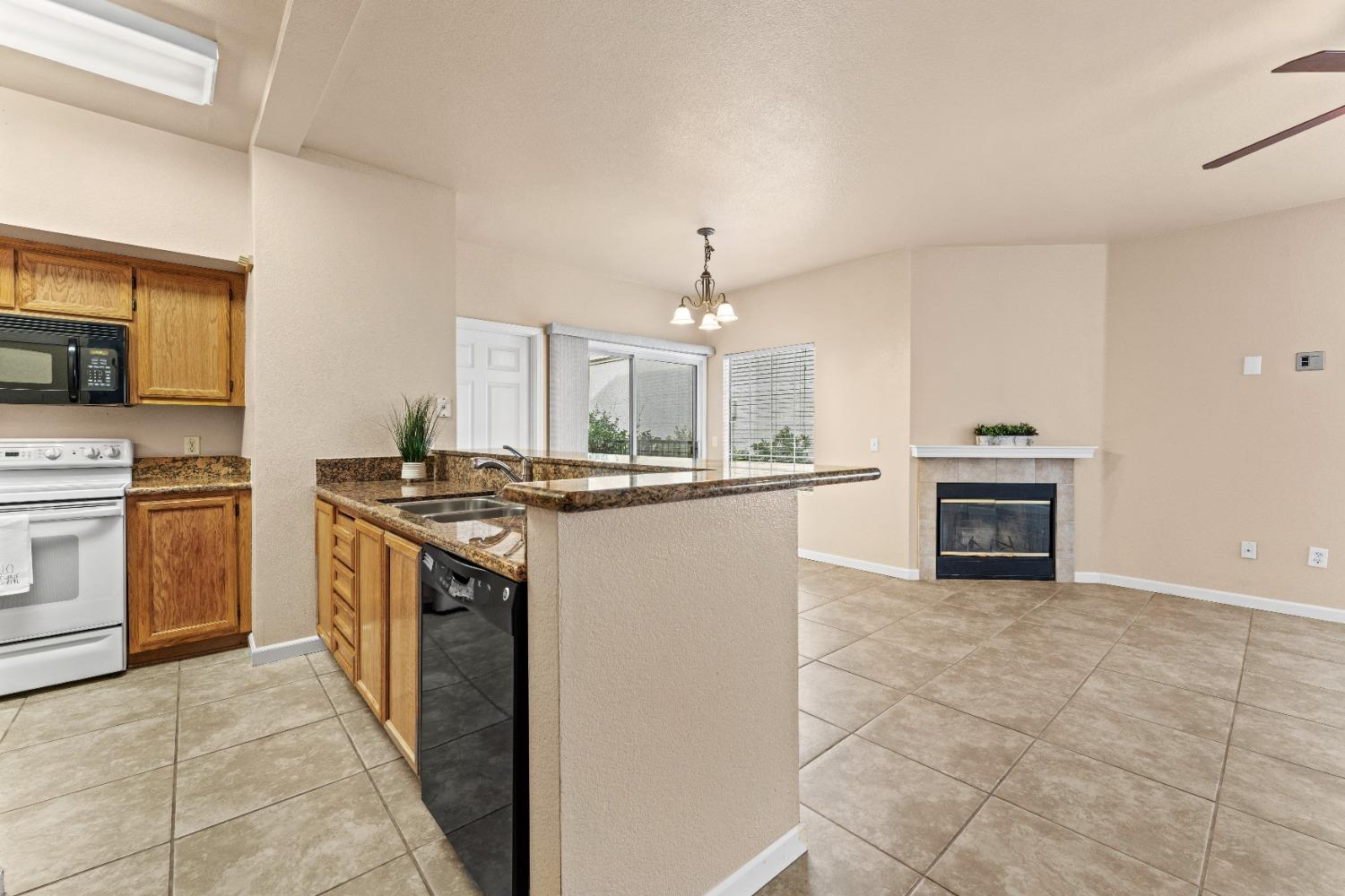 Detail Gallery Image 9 of 37 For 2303 Zephyr Cv #1092,  Rocklin,  CA 95677 - 2 Beds | 2 Baths