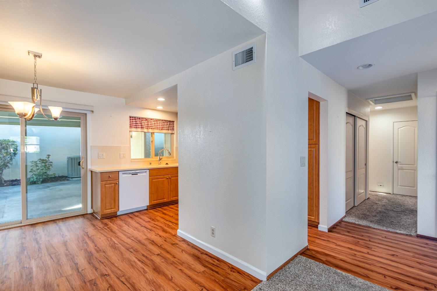 Detail Gallery Image 10 of 36 For 5807 Lonsdale Dr, Sacramento,  CA 95822 - 3 Beds | 2 Baths