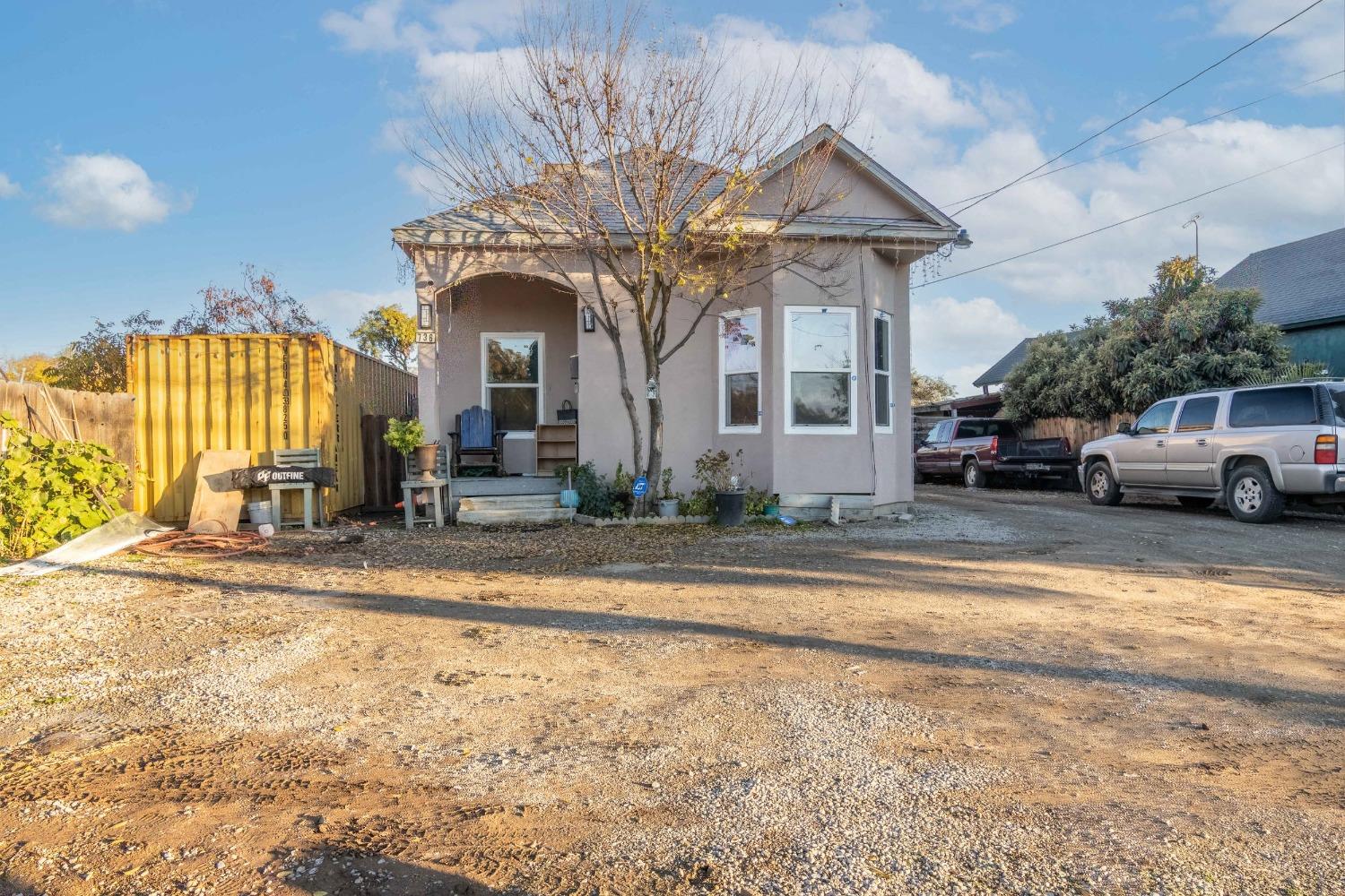 Detail Gallery Image 1 of 21 For 736 R St, Merced,  CA 95341 - 2 Beds | 1 Baths