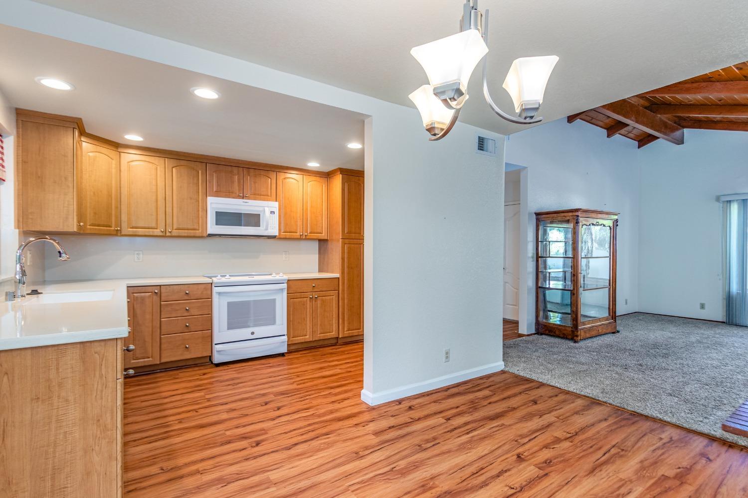 Detail Gallery Image 12 of 36 For 5807 Lonsdale Dr, Sacramento,  CA 95822 - 3 Beds | 2 Baths