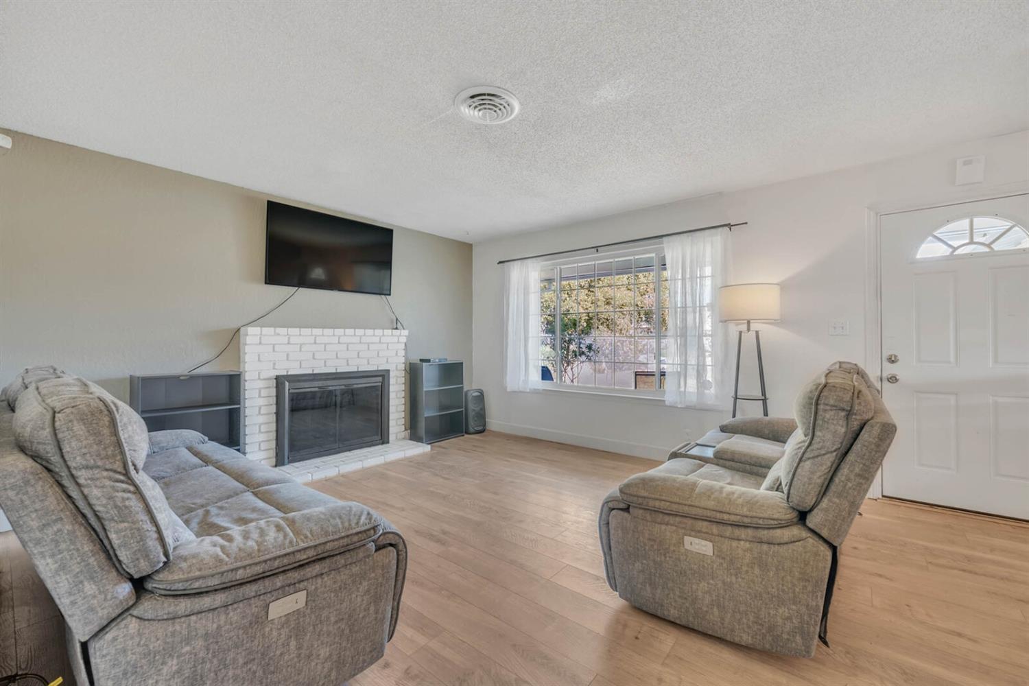 Detail Gallery Image 6 of 36 For 5921 Green Glen Way, Sacramento,  CA 95842 - 3 Beds | 2 Baths