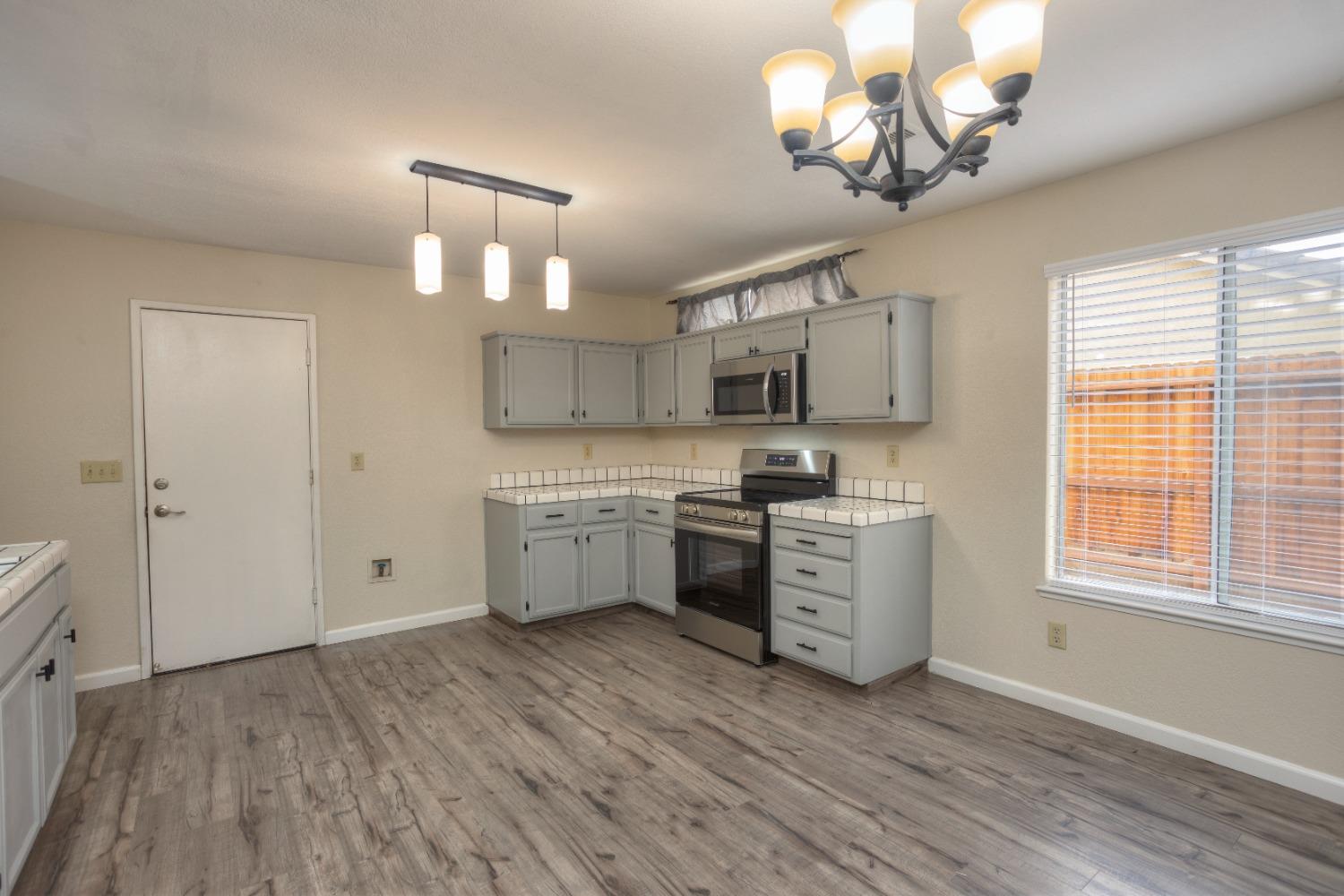 Detail Gallery Image 12 of 26 For 3500 Honeycreeper, Turlock,  CA 95382 - 3 Beds | 2/1 Baths