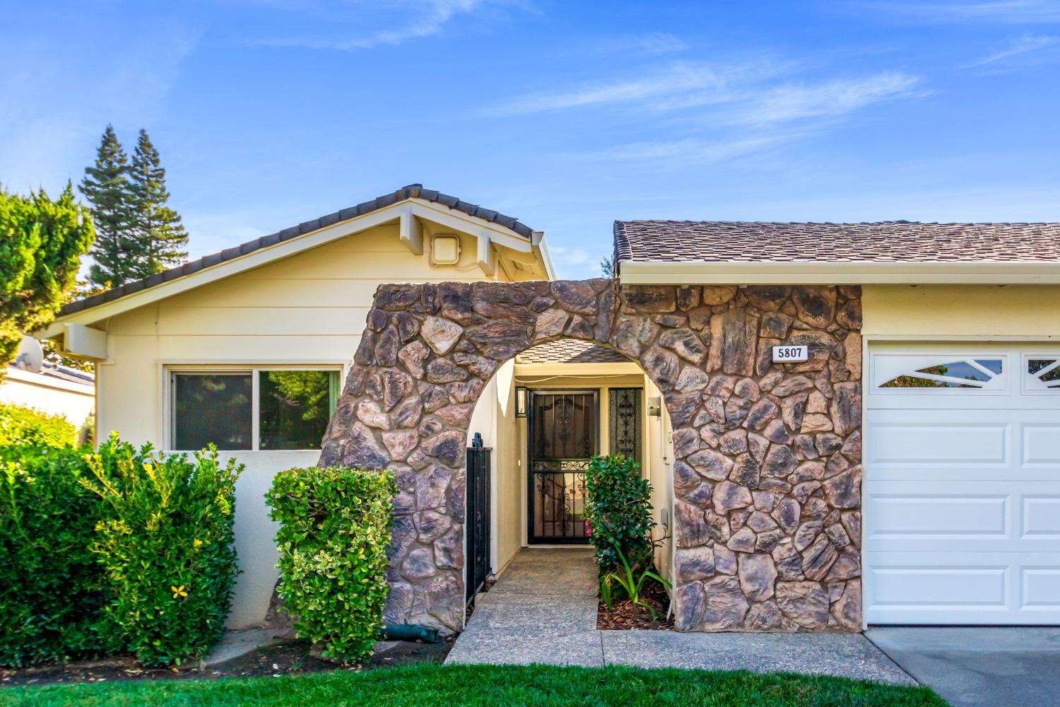 Detail Gallery Image 2 of 36 For 5807 Lonsdale Dr, Sacramento,  CA 95822 - 3 Beds | 2 Baths