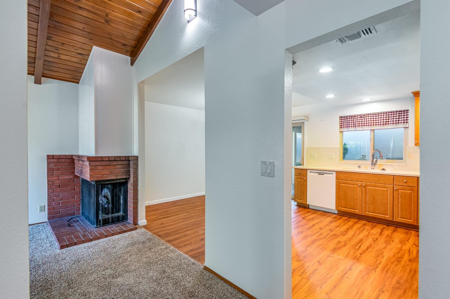 Detail Gallery Image 6 of 36 For 5807 Lonsdale Dr, Sacramento,  CA 95822 - 3 Beds | 2 Baths