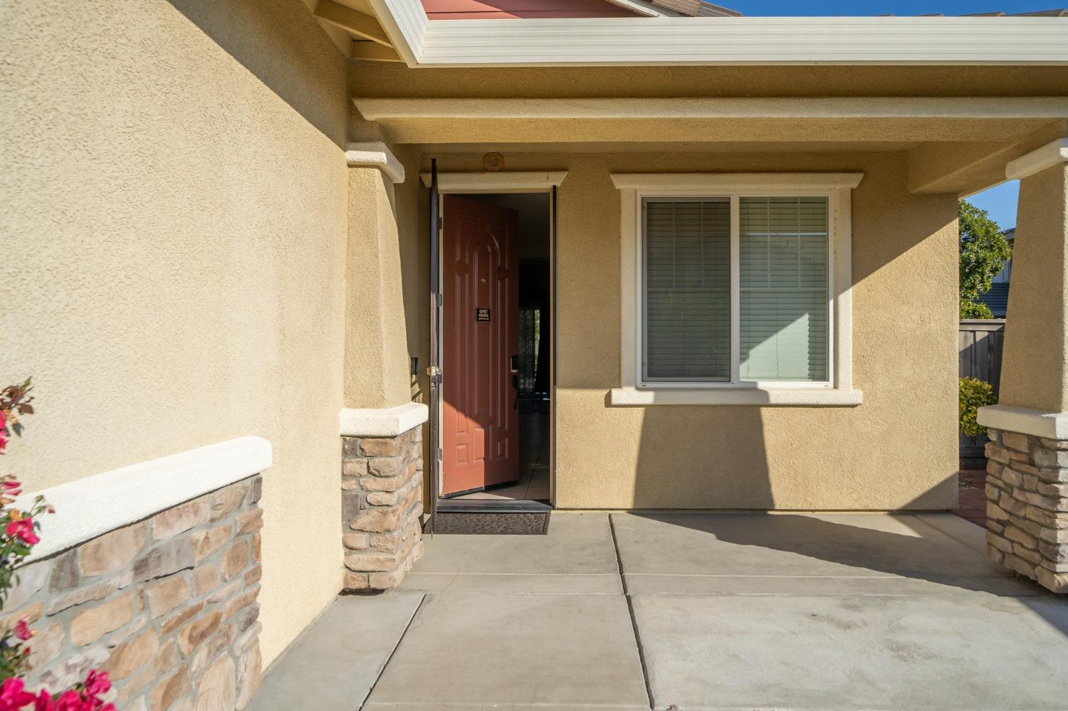 Detail Gallery Image 4 of 32 For 7909 Maiss Way, Elk Grove,  CA 95757 - 4 Beds | 2 Baths